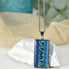 Tmavě modrý náhrdelník, malba, obdélník