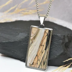 Béžový náhrdelník, litý akryl, velký obdélník