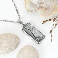 Šedý náhrdelník, litý akryl, malý obdélník