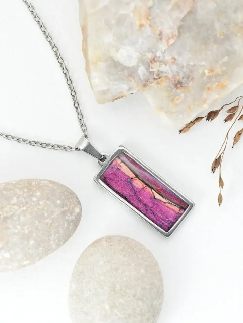 Purpurově fialový náhrdelník, litý akryl, malý obdélník